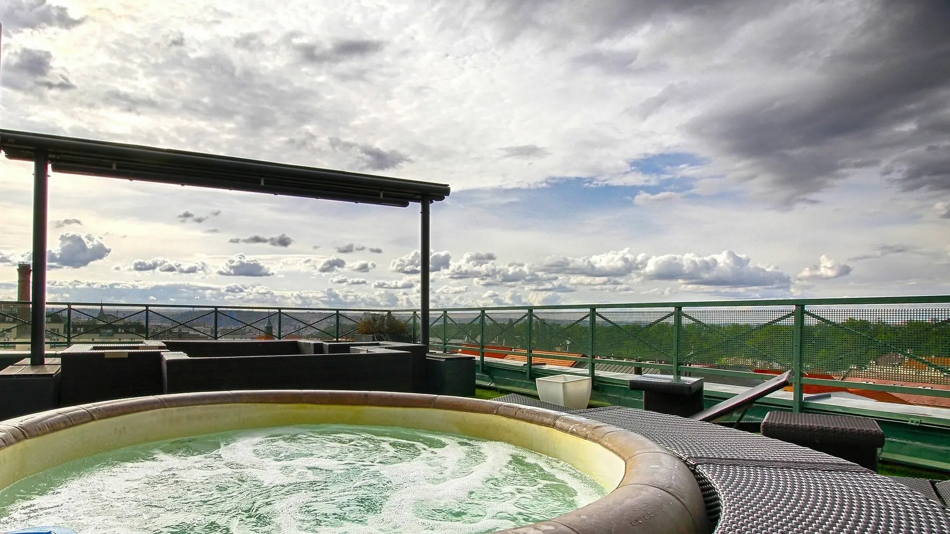 Panoramic Apartment Roof Terrace&Jacuzzi Prague