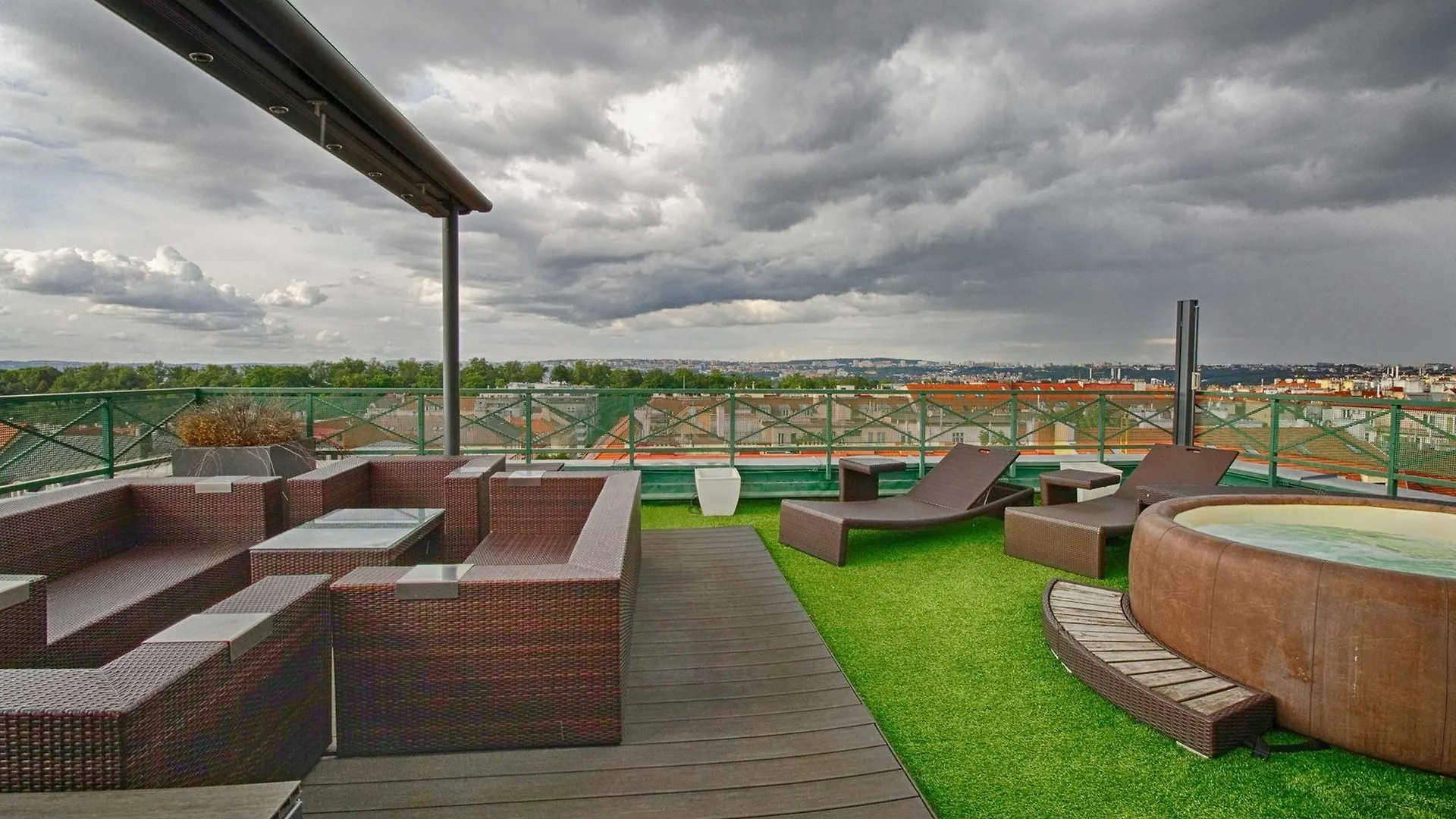 Panoramic Apartment Roof Terrace&Jacuzzi Prague
